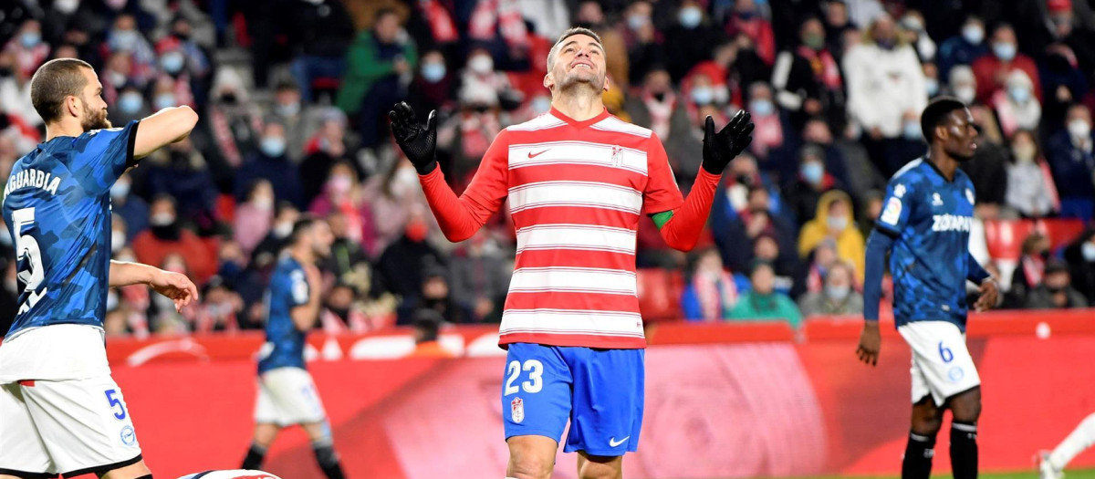 El delantero del Granada Jorge Molina, durante el partido de Liga en Primera División ante el Alavés