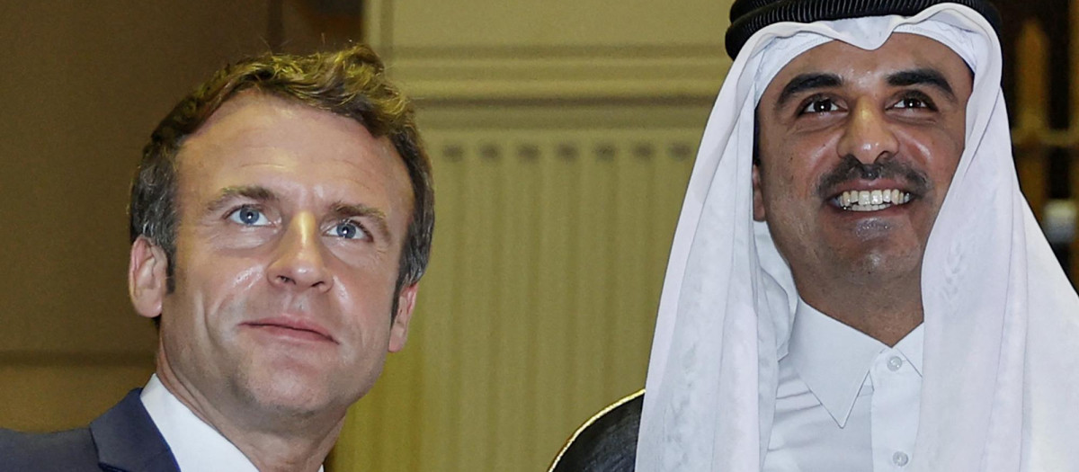 El emir de Catar Sheikh Tamim bin Hamad Al-Thani junto al presidente francés Emmanuel Macron