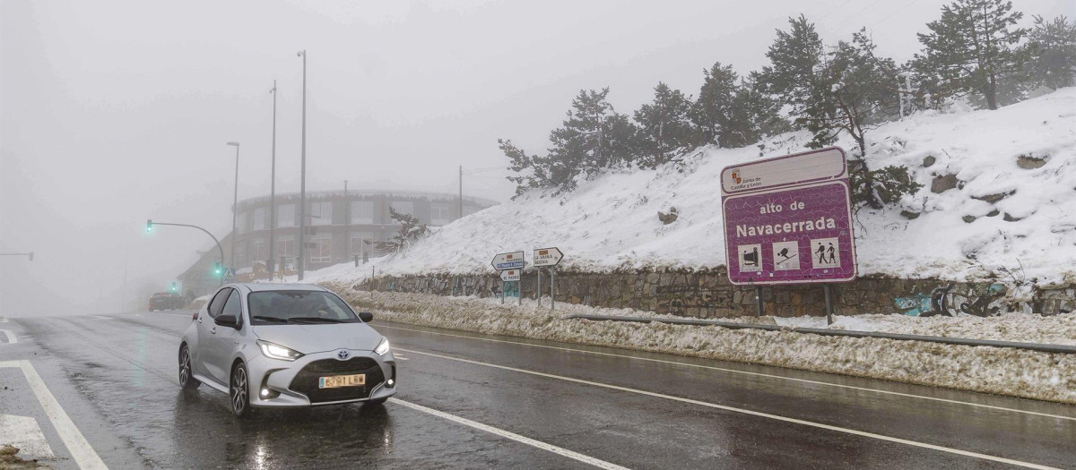 Un coche atraviesa por carretera el Puerto de Navacerrada, en Cercedilla (Madrid)