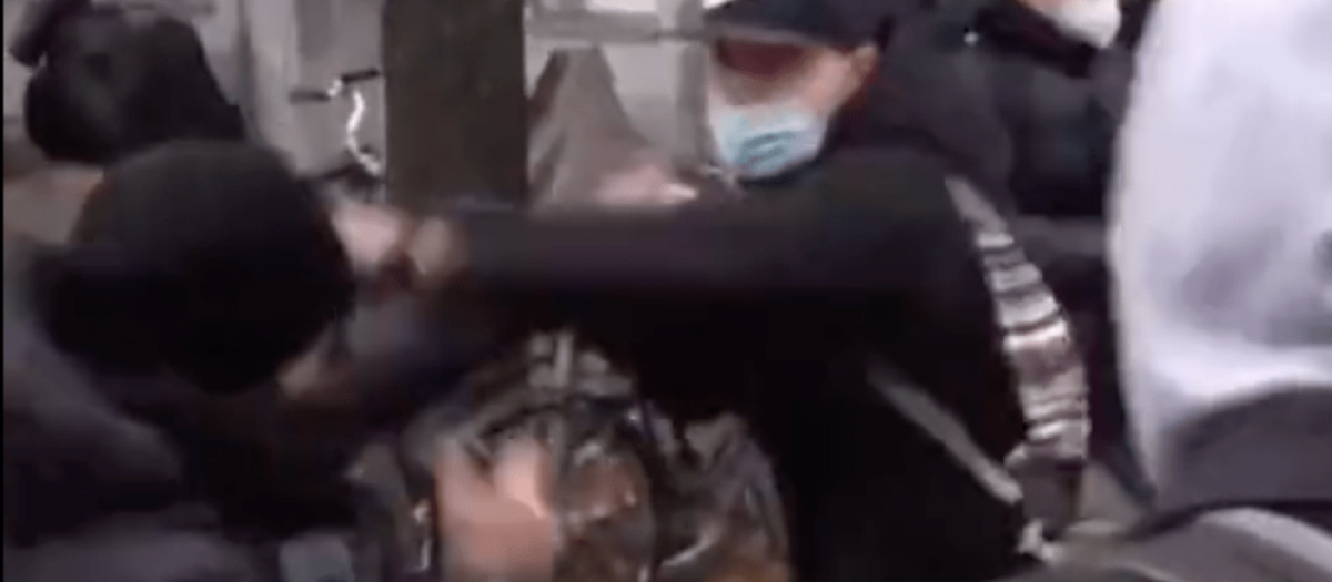 Manifestantes berlineses agrediendo a periodistas