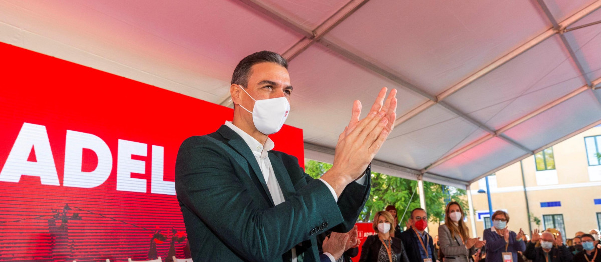 El secretario general del PSOE y presidente del gobierno, Pedro Sánchez (i), a su llegada a la clausura del decimosexto congreso regional del partido socialista de la región de Murcia, este domingo celebrado en el cuartel de Artillería de Murcia