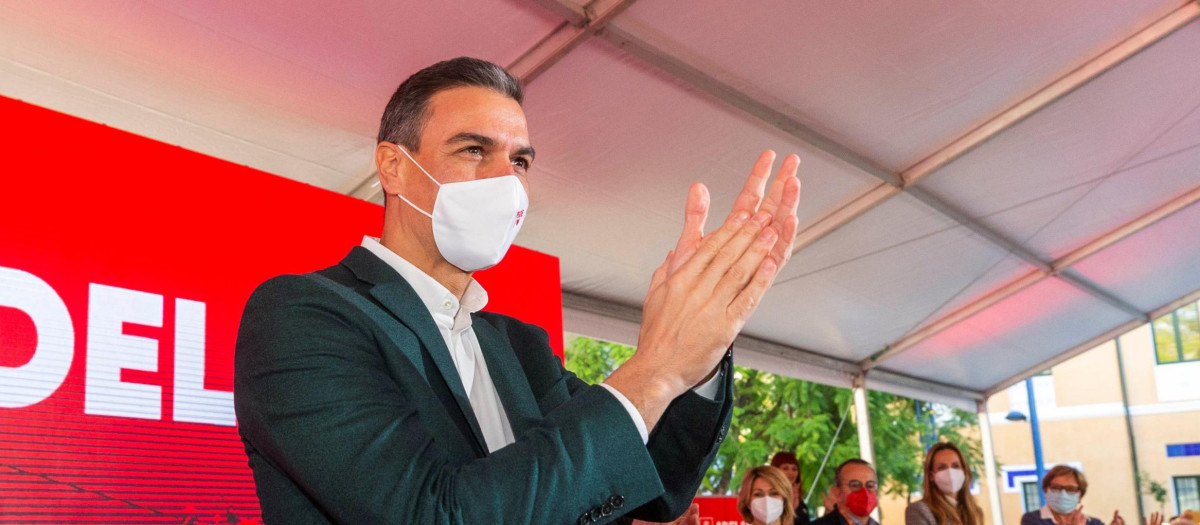 El secretario general del PSOE y presidente del gobierno, Pedro Sánchez (i), a su llegada a la clausura del decimosexto congreso regional del partido socialista de la región de Murcia, este domingo celebrado en el cuartel de Artillería de Murcia