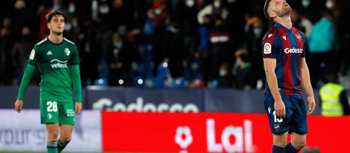 El jugador del Levante, Mustafi (d) y Javi Martinez (i), del Osanuna, al finalizar el encuentro, que terminó con empate a cero