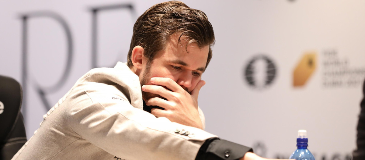 Magnus Carlsen durante la octava partida del Mundial de Ajedrez