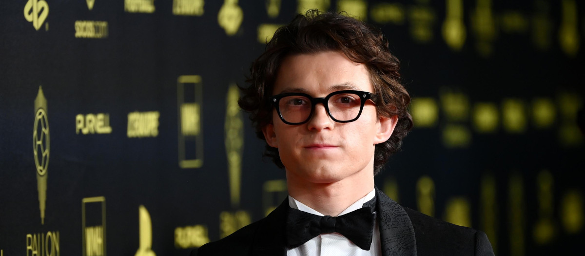Tom Holland posa ante los medios durante la gala de entrega del Balón de Oro, donde acudió junto a su pareja Zendaya