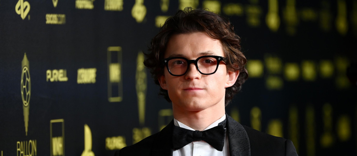 Tom Holland posa ante los medios durante la gala de entrega del Balón de Oro, donde acudió junto a su pareja Zendaya