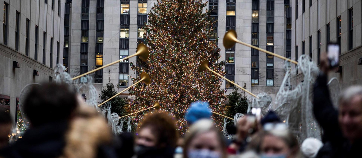 Turistas pasean cerca del emblemático árbol de navidad que anualmente se instala frente al Rockefeller Center