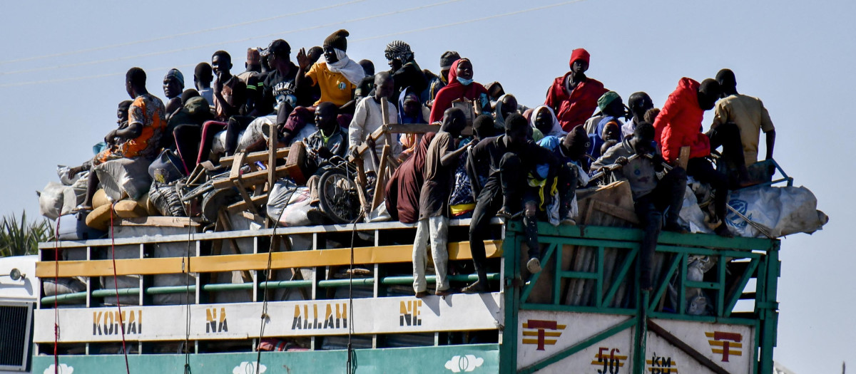 Imagen del traslado de migrantes de un campo en la frontera de Nigeria