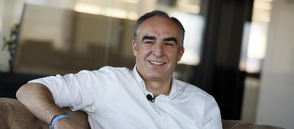 Javier Puente durante la entrevista en la redacción de El Debate