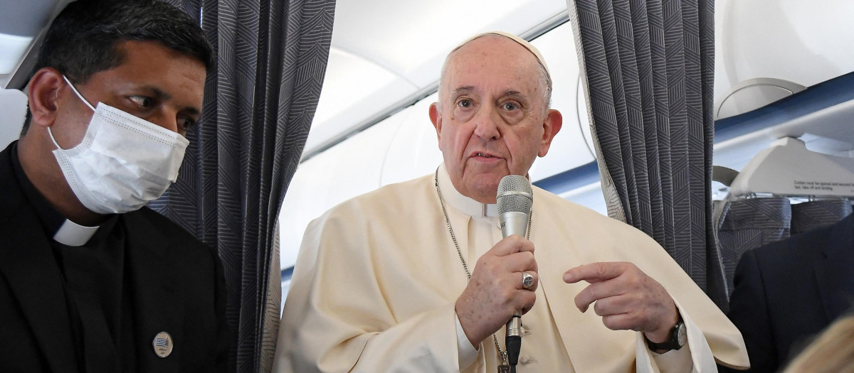 El Papa Francisco en el avión de vuelta de su viaje a Grecia y Chipre