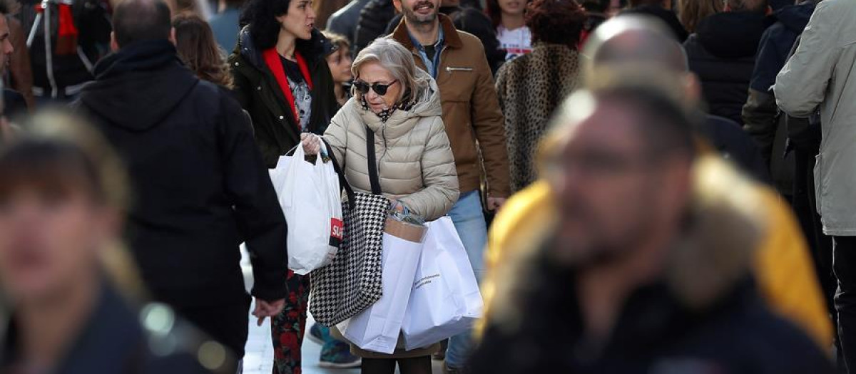 Los madrileños ultiman sus compras navideñas