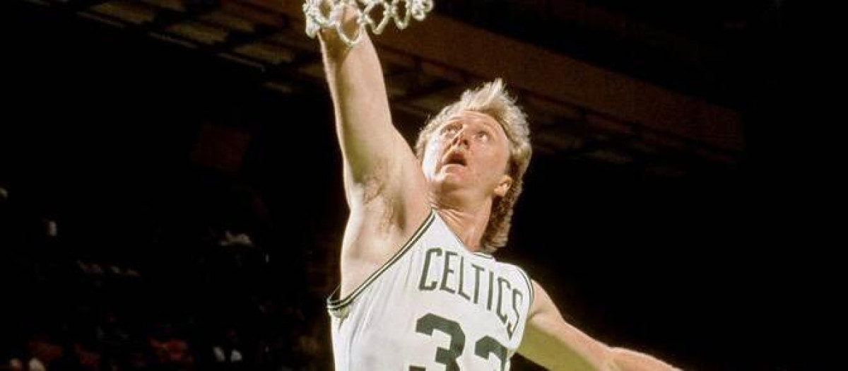 El alero de los Boston Celtics, Larry Bird, leyenda de la NBA