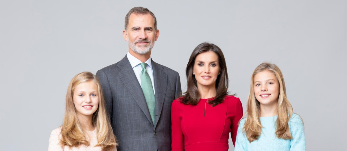La Familia Real en fotografía oficial.