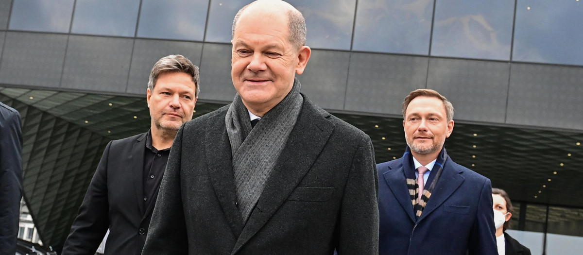 El canciller Olaf Scholz junto con el ministro de Economía y Clima, el verde Robert Habeck, y el ministro de Finanzas, el liberal Christian Lindner