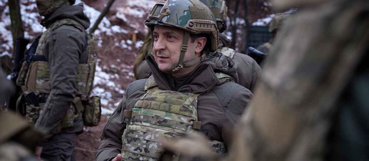El presidente ucraniano, Volodymyr Zelensky, visita la línea del frente en el Donbás
