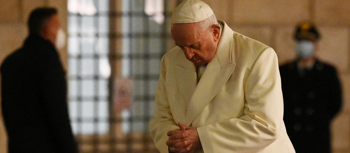 El Papa Francisco reza ante la imagen de la Inmaculada en la plaza de España de Roma