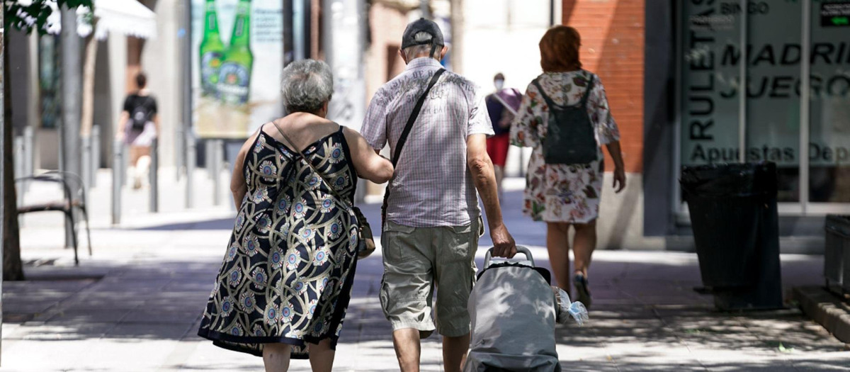 Una pareja de ancianos en Madrid