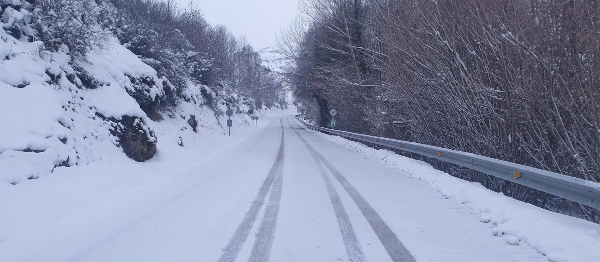 Carretera nevada en Cantabria