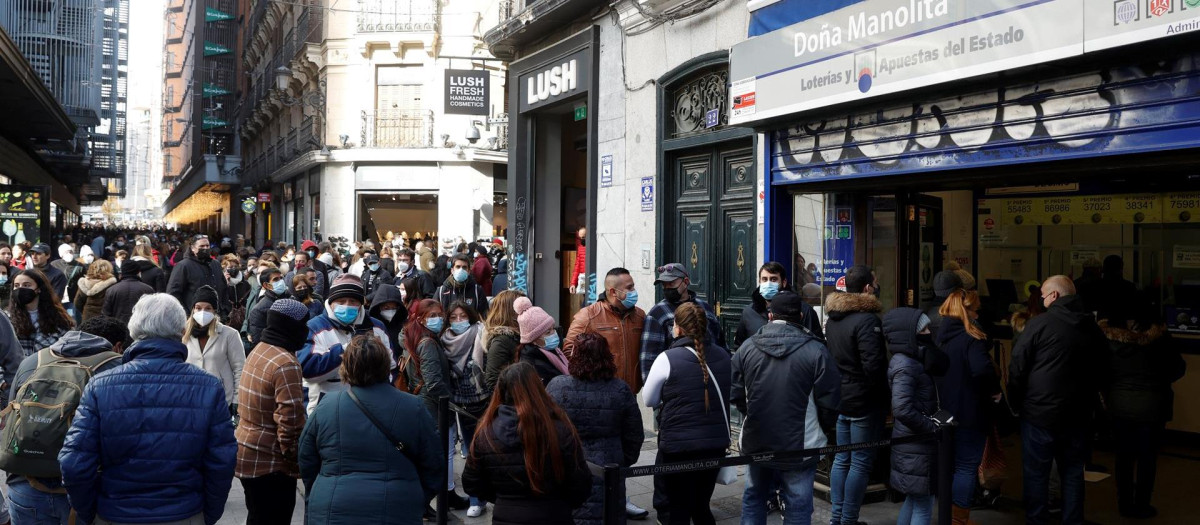 Colas para comprar lotería de Navidad en la administración de Doña Manolita (Madrid)