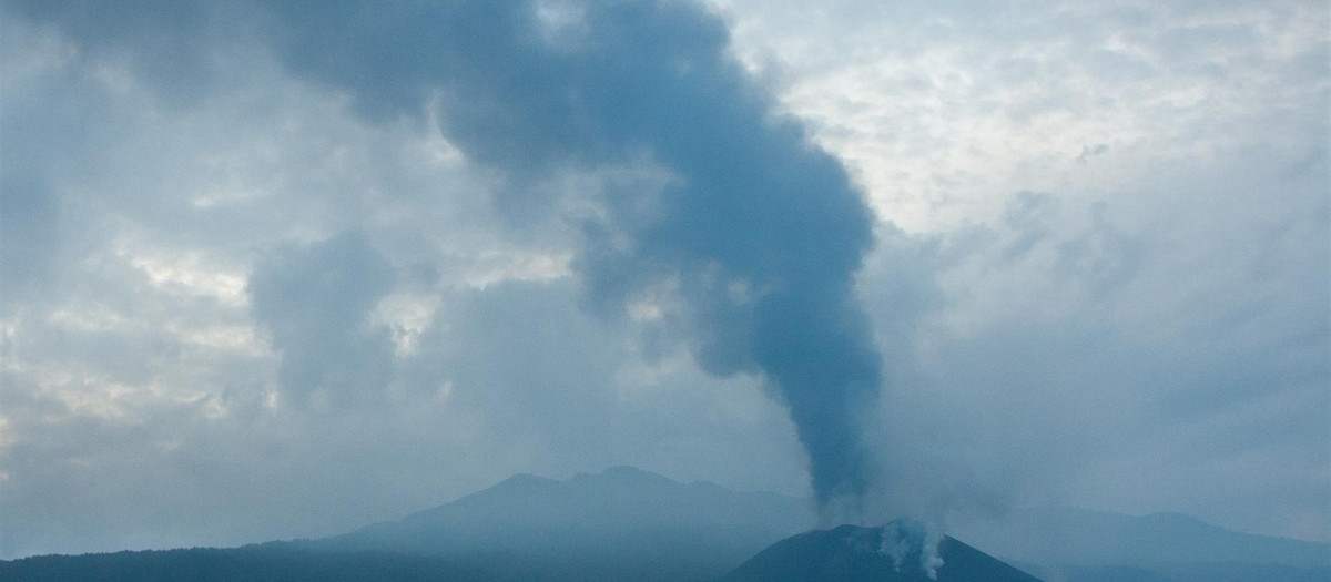 Vistas del volcán de Cumbre Vieja desde el mirador de Tajuya, con columna de ceniza en dirección norte/noreste