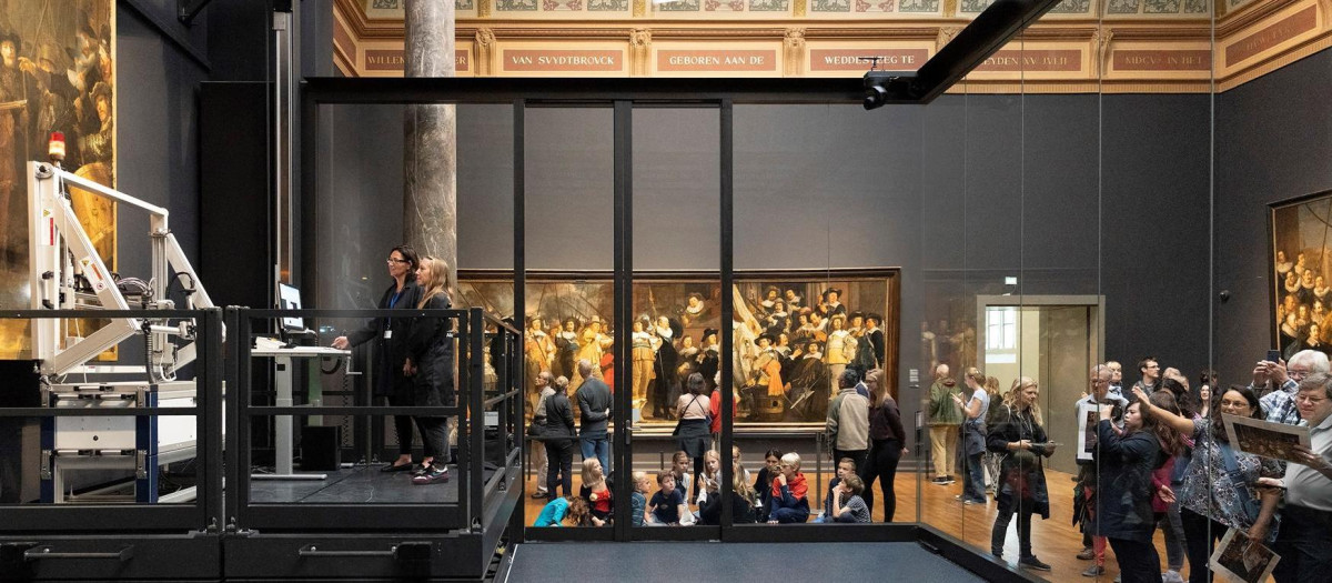 Vidriera tras la que se analiza 'Ronda de Noche', de Rembrandt, en el Rijksmuseum