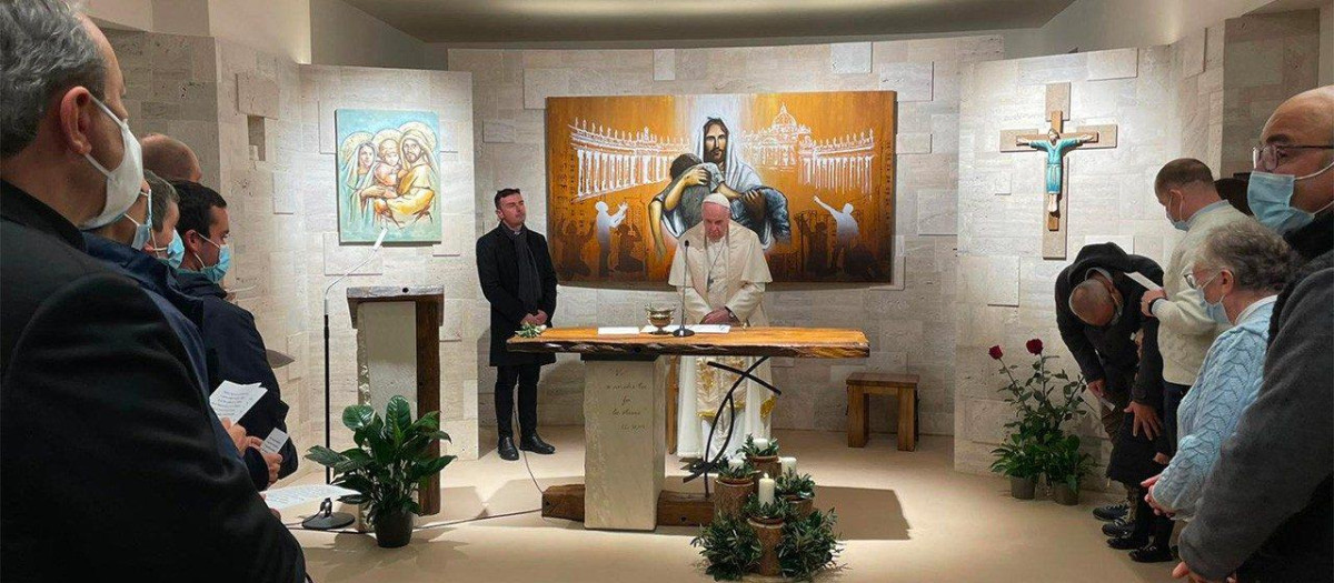 El Santo Padre celebrando misa en la capilla de la Comunidad Cenáculo