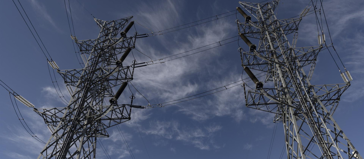Dos torres eléctricas, a 12 de noviembre de 2021, en Madrid, (España)