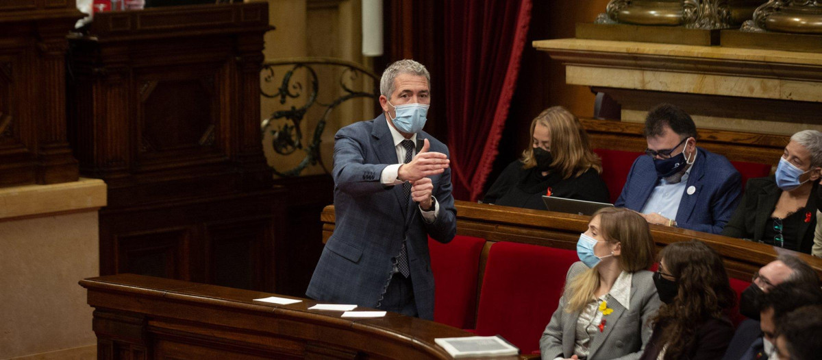 El conseller de Educación, Josep Gonzàlez-Cambray, en el pleno del Parlament en una imagen de archivo