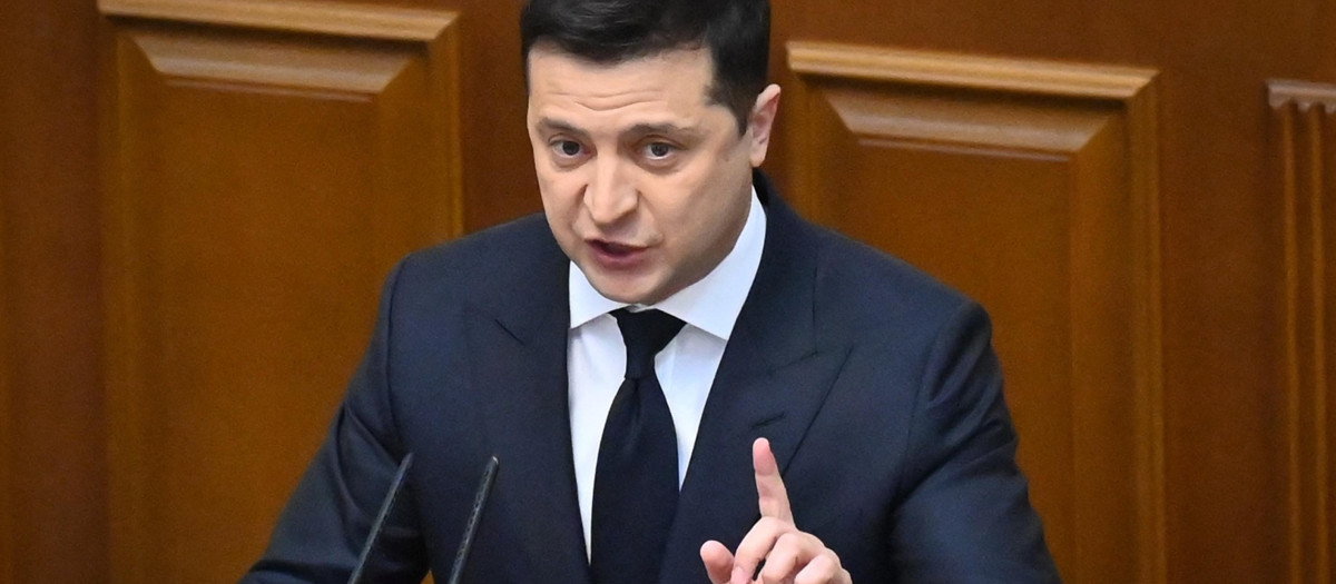 El presidente de Ucrania, Volodymyr Zelensky, habla ante el parlamento ucraniano