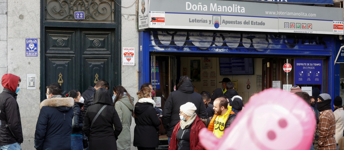 Vista de la cola para comprar lotería de Navidad en Doña Manolita