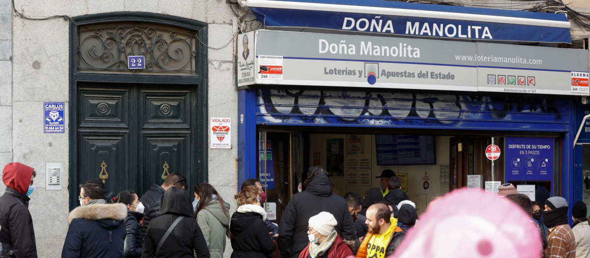 Vista de la cola para comprar lotería de Navidad en Doña Manolita