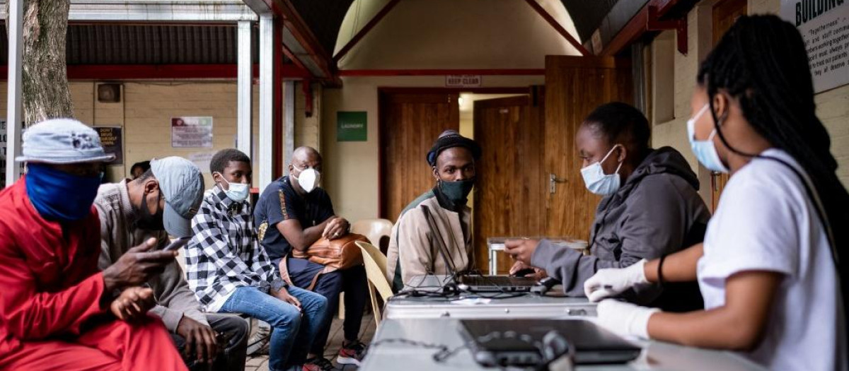 Un grupo de personas hacen cola para recibir la vacuna contra el coronavirus en Johannesburgo