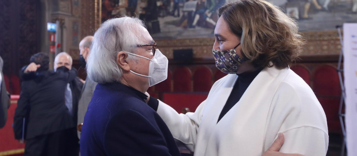 El ministro de Universidades, Manuel Castells, saluda a la alcaldesa de Barcelona, Ada Colau, durante la Conferencia Mundial de Educación Superior celebrada en Barcelona