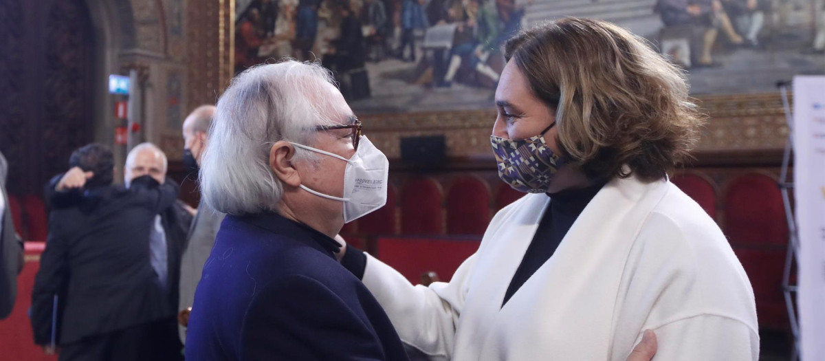 El ministro de Universidades, Manuel Castells, saluda a la alcaldesa de Barcelona, Ada Colau, durante la Conferencia Mundial de Educación Superior celebrada en Barcelona