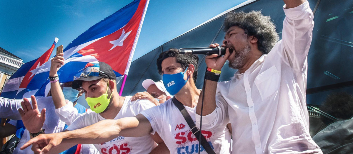 De derecha a izquierda, Lázaro Mireles, presidente de AxD junto a Ismely Álvarez, portavoz y secretario