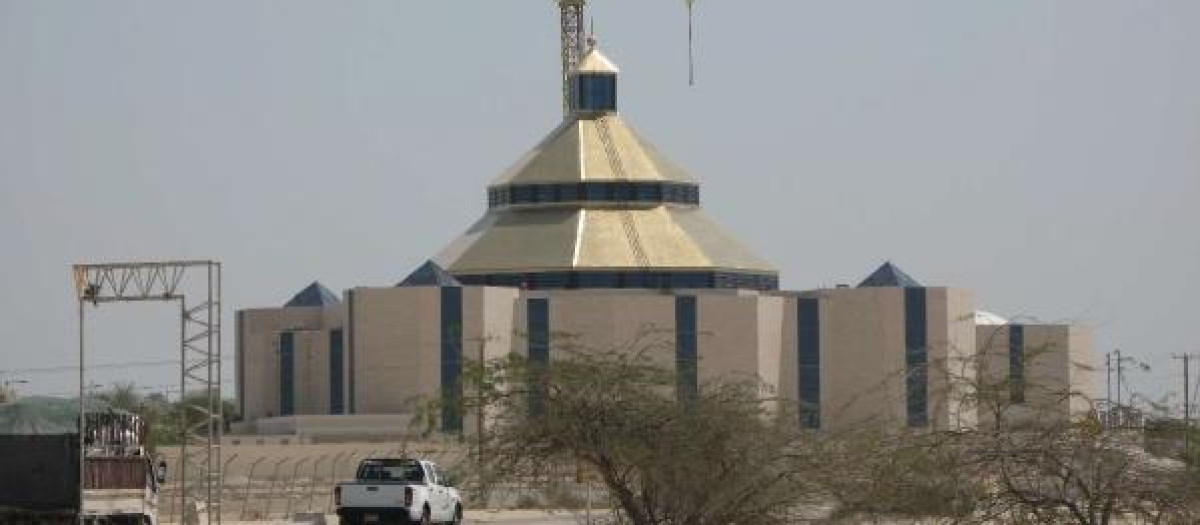 Nuestra Señora de Arabia, bajo la dirección artística de Argüello, tiene capacidad para 2.300 personas sentadas
