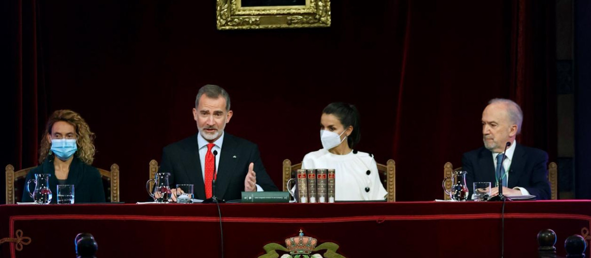 Sus Majestades, junto a la presidenta del Congreso de los diputados y el presidente de la RAE, en sede de la capital de la institución.