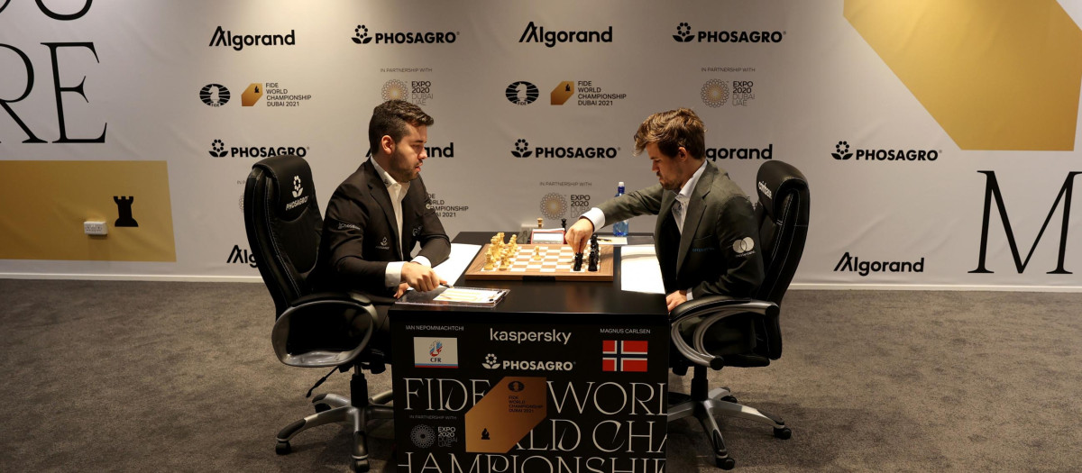 Ian Nepomniachtchi y Magnus Carlsen en la apertura de la undécima partida del campeonato