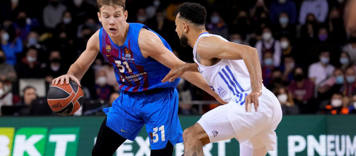 El base del Barça Rokas Jokubaitis intenta superar a Nigel Williams-Goss, del Real Madrid