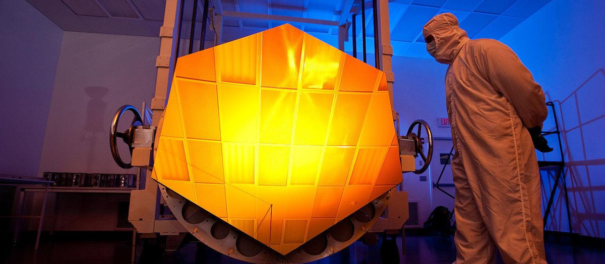 Un segmento de espejo del telescopio James Webb, después de ser recubierto con oro
