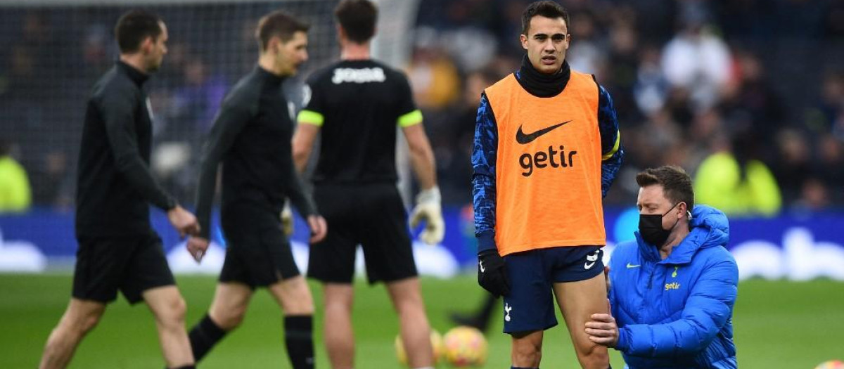 El defensa español, Sergio Reguilon, calienta antes de un encuentro del Tottenham