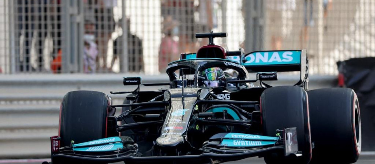 El piloto de Mercedes, Lewis Hamilton, ha vuelto a ser el más veloz en el la pista de Yas Marina