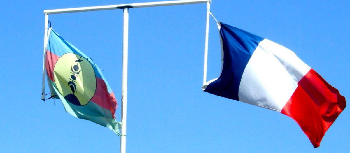 Banderas de Nueva Caledonia y Francia
