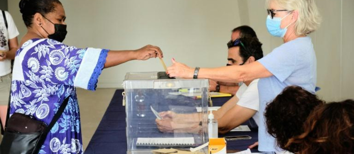 Una ciudadana de Nueva Caledonia votando en el tercer referéndum sobre la independencia del territorio
