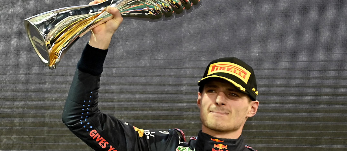 Max Verstappen con el trofeo de la carrera y celebrando su primer Mundial de la F1