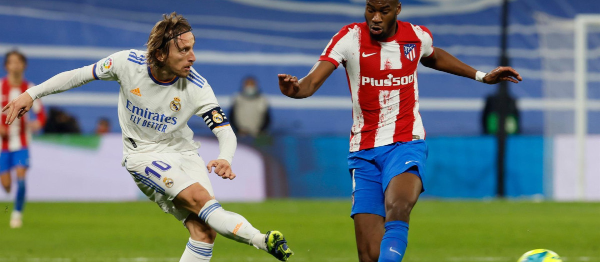 Luka Modric despeja un balón ante Kondogbia