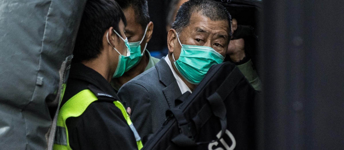El disidente Jimmy Lai custodiado por la policía de Hong Kong