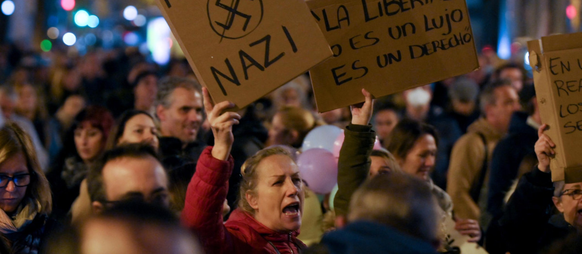 Una manifestante protesta en Barcelona contra el pasaporte covid, el pasado viernes