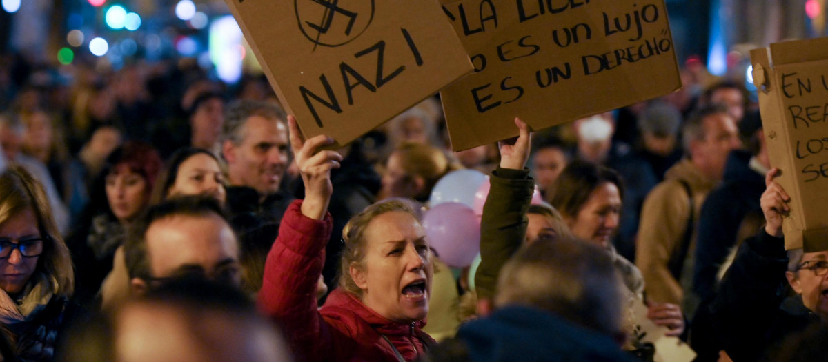Una manifestante protesta en Barcelona contra el pasaporte covid, el pasado viernes