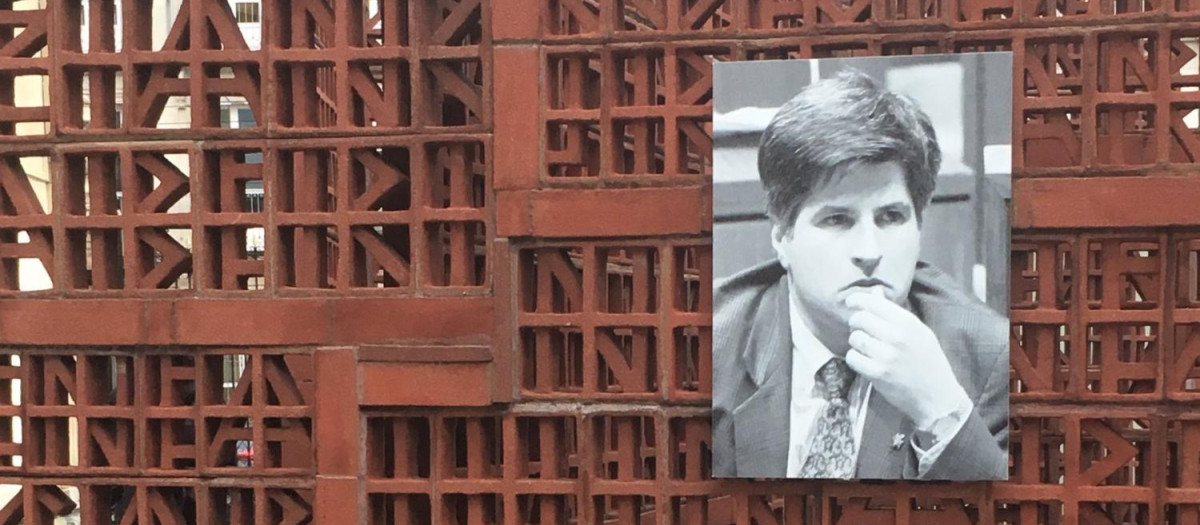Imagen de Gregorio Ordoñez en el Parlamento vasco el pasado mes de enero.
El pleno del Parlamento Vasco ha guardado este viernes un minuto de silencio en memoria del parlamentario del PP Gregorio Ordóñez, asesinado el 23 de enero de 1995 por ETA.
POLITICA ESPAÑA EUROPA PAÍS VASCO AUTONOMÍAS